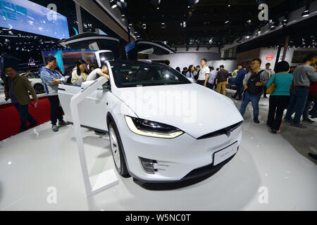 --FILE -- gente guarda a un modello di Tesla 3 durante il XVIII Shanghai industria automobilistica internazionale mostra, noto anche come Auto Shanghai 2019, Sha Foto Stock