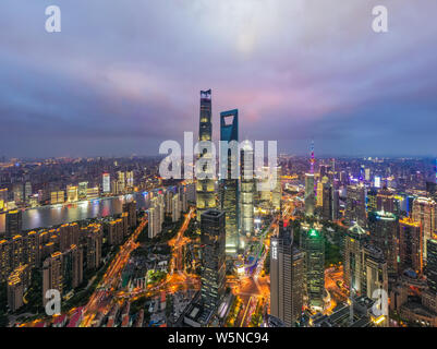 Paesaggio di Lujiazui Distretto Finanziario di Pudong con la Shanghai Tower, più alti, il World Financial Center di Shanghai, il secondo più alto, Jinmao T Foto Stock