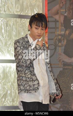 Pop giapponese gruppo AAA (Attacco tutti intorno) partecipa a una riunione della ventola durante il loro tour in Asia a Hong Kong, Cina, 5 aprile 2015. Foto Stock