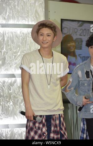 Pop giapponese gruppo AAA (Attacco tutti intorno) partecipa a una riunione della ventola durante il loro tour in Asia a Hong Kong, Cina, 5 aprile 2015. Foto Stock