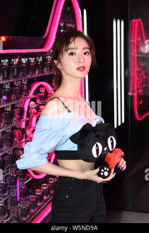 --FILE--attrice cinese Hu Bingqing assiste un fashion party da Saint Laurent in Cina a Shanghai, 13 aprile 2018. Foto Stock