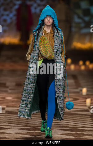 Un modello consente di visualizzare una nuova creazione al WANCAOYI visualizza durante la Shanghai Fashion Week Autunno/Inverno 2019 a Shanghai in Cina, 31 marzo 2019. Foto Stock