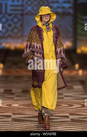 Un modello consente di visualizzare una nuova creazione al WANCAOYI visualizza durante la Shanghai Fashion Week Autunno/Inverno 2019 a Shanghai in Cina, 31 marzo 2019. Foto Stock