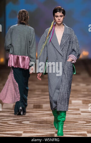 Un modello consente di visualizzare una nuova creazione al WANCAOYI visualizza durante la Shanghai Fashion Week Autunno/Inverno 2019 a Shanghai in Cina, 31 marzo 2019. Foto Stock