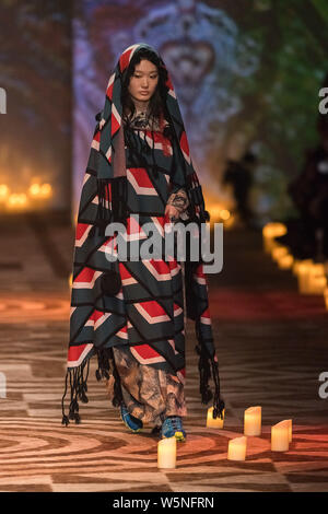 Un modello consente di visualizzare una nuova creazione al WANCAOYI visualizza durante la Shanghai Fashion Week Autunno/Inverno 2019 a Shanghai in Cina, 31 marzo 2019. Foto Stock