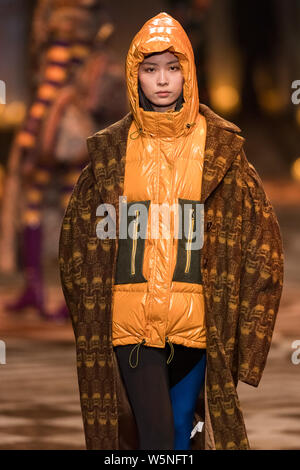 Un modello consente di visualizzare una nuova creazione al WANCAOYI visualizza durante la Shanghai Fashion Week Autunno/Inverno 2019 a Shanghai in Cina, 31 marzo 2019. Foto Stock