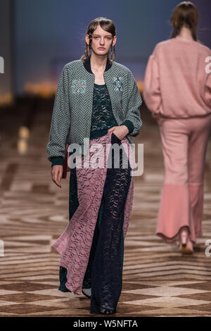 Un modello consente di visualizzare una nuova creazione al WANCAOYI visualizza durante la Shanghai Fashion Week Autunno/Inverno 2019 a Shanghai in Cina, 31 marzo 2019. Foto Stock