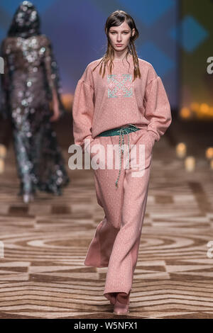 Un modello consente di visualizzare una nuova creazione al WANCAOYI visualizza durante la Shanghai Fashion Week Autunno/Inverno 2019 a Shanghai in Cina, 31 marzo 2019. Foto Stock