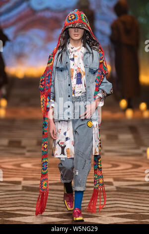 Un modello consente di visualizzare una nuova creazione al WANCAOYI visualizza durante la Shanghai Fashion Week Autunno/Inverno 2019 a Shanghai in Cina, 31 marzo 2019. Foto Stock