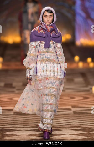 Un modello consente di visualizzare una nuova creazione al WANCAOYI visualizza durante la Shanghai Fashion Week Autunno/Inverno 2019 a Shanghai in Cina, 31 marzo 2019. Foto Stock