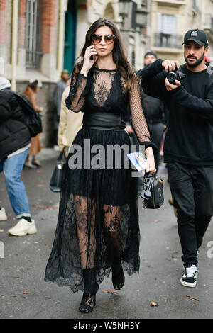 Una donna alla moda pone per street scatta durante la settimana della moda di Parigi per Donna Autunno/Inverno 2019/2020 street snap a Parigi, Francia, 1 marzo 2019. Foto Stock