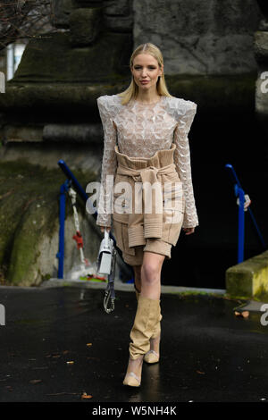 Una donna alla moda pone per street scatta durante la settimana della moda di Parigi per Donna Autunno/Inverno 2019/2020 street snap a Parigi, Francia, 1 marzo 2019. Foto Stock