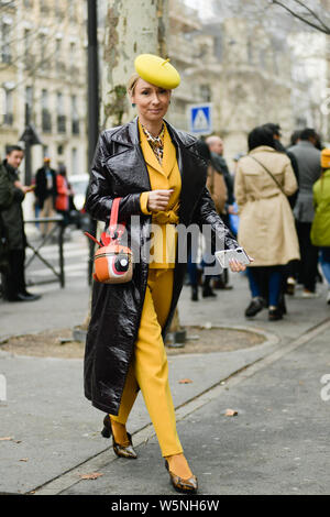 Una donna alla moda pone per street scatta durante la settimana della moda di Parigi per Donna Autunno/Inverno 2019/2020 street snap a Parigi, Francia, 1 marzo 2019. Foto Stock