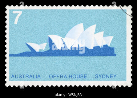 AUSTRALIA - circa 1973: utilizzate un francobollo da Australia, raffigurante una illustrazione della Opera House di Sydney in Australia, circa 1973. Foto Stock
