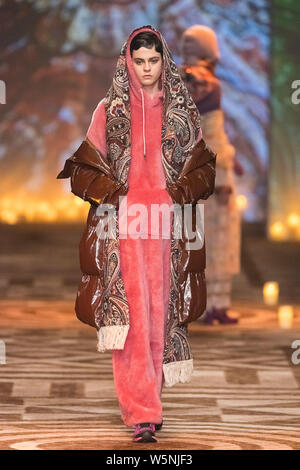 Un modello consente di visualizzare una nuova creazione al WANCAOYI visualizza durante la Shanghai Fashion Week Autunno/Inverno 2019 a Shanghai in Cina, 31 marzo 2019. Foto Stock