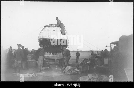 Storico di palloncino meteo Explorer II. Il lago di Andes NWR, South Dakota.; Portata e contenuto: Questo National Geographic Society-Army Air Corps balloon impostare un mondo presidiato di altitudine record di 72,395 ft. su nov. 11, 1935. Le immagini mostrano varie viste della gondola sul terreno, CCC personale, Esercito e National Geographic Society personale, e il palloncino essendo ripiegato in un panno di massa. Foto Stock