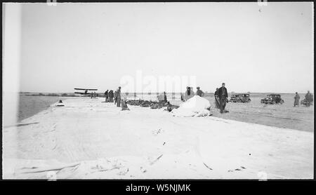 Storico di palloncino meteo Explorer II. Il lago di Andes NWR, South Dakota.; Portata e contenuto: Questo National Geographic Society-Army Air Corps balloon impostare un mondo presidiato di altitudine record di 72,395 ft. su nov. 11, 1935. Le immagini mostrano varie viste della gondola sul terreno, CCC personale, Esercito e National Geographic Society personale, e il palloncino essendo ripiegato in un panno di massa. Foto Stock