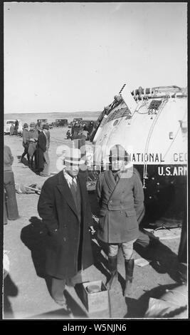 Storico di palloncino meteo Explorer II. Il lago di Andes NWR, South Dakota.; Portata e contenuto: Questo National Geographic Society-Army Air Corps balloon impostare un mondo presidiato di altitudine record di 72,395 ft. su nov. 11, 1935. Le immagini mostrano varie viste della gondola sul terreno, CCC personale, Esercito e National Geographic Society personale, e il palloncino essendo ripiegato in un panno di massa. Foto Stock