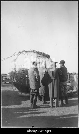 Storico di palloncino meteo Explorer II. Il lago di Andes NWR, South Dakota.; Portata e contenuto: Questo National Geographic Society-Army Air Corps balloon impostare un mondo presidiato di altitudine record di 72,395 ft. su nov. 11, 1935. Le immagini mostrano varie viste della gondola sul terreno, CCC personale, Esercito e National Geographic Society personale, e il palloncino essendo ripiegato in un panno di massa. Foto Stock