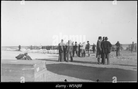 Storico di palloncino meteo Explorer II. Il lago di Andes NWR, South Dakota.; Portata e contenuto: Questo National Geographic Society-Army Air Corps balloon impostare un mondo presidiato di altitudine record di 72,395 ft. su nov. 11, 1935. Le immagini mostrano varie viste della gondola sul terreno, CCC personale, Esercito e National Geographic Society personale, e il palloncino essendo ripiegato in un panno di massa. Foto Stock