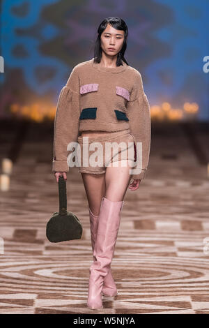 Un modello consente di visualizzare una nuova creazione al WANCAOYI visualizza durante la Shanghai Fashion Week Autunno/Inverno 2019 a Shanghai in Cina, 31 marzo 2019. Foto Stock