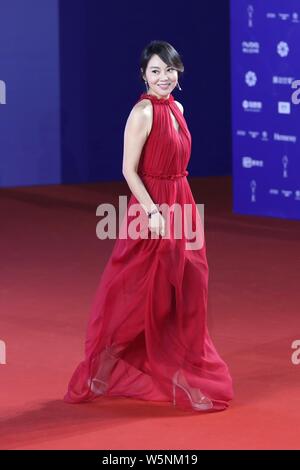 Attrice cinese Yan Ni arriva sul tappeto rosso per la chiusura ed il premio cerimonia di presentazione del 9Beijing International Film Festival (BIFF Foto Stock