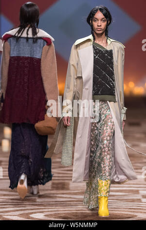 Un modello consente di visualizzare una nuova creazione al WANCAOYI visualizza durante la Shanghai Fashion Week Autunno/Inverno 2019 a Shanghai in Cina, 31 marzo 2019. Foto Stock