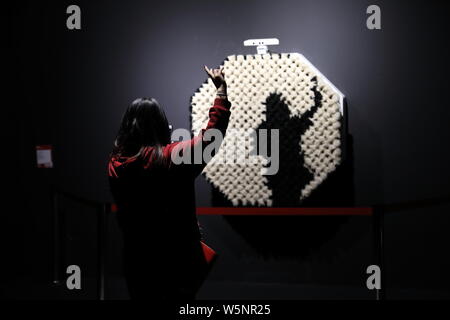 Persone di visualizzare le opere visualizzate durante l'Asian Digital Art Exhibition, parte delle attività culturali della Conferenza sul Dialogo di Asian Civ Foto Stock