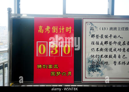 Vista di una marcatura di segno 30-giorno il conto alla rovescia per il prossimo collegio annuale esame di ammissione, noto anche come Gaokao, a Xinhua Middle School di Yangzhou Foto Stock