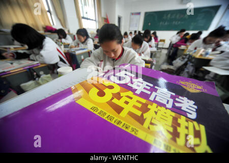Studenti Cinesi di preparazione al prossimo collegio annuale esame di ammissione, noto anche come Gaokao, a Xinhua Middle School nella città di Yangzhou, est ch Foto Stock