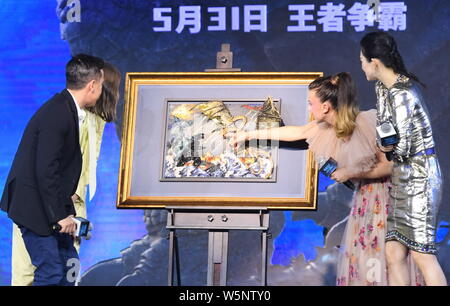 (Da sinistra) American film del regista e produttore Michael Dougherty, attrice e regista Vera Farmiga, inglese attrice e modello Millie Bobby Brow Foto Stock