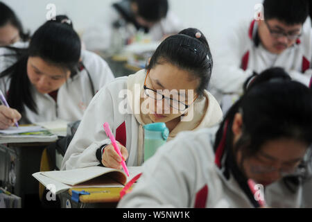 Studenti Cinesi di preparazione al prossimo collegio annuale esame di ammissione, noto anche come Gaokao, a Xinhua Middle School nella città di Yangzhou, est ch Foto Stock