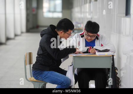 Studenti Cinesi di preparazione al prossimo collegio annuale esame di ammissione, noto anche come Gaokao, a Xinhua Middle School nella città di Yangzhou, est ch Foto Stock