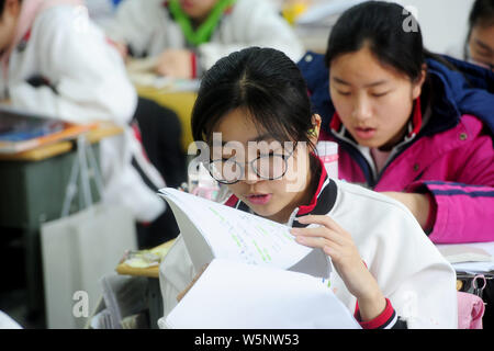 Studenti Cinesi di preparazione al prossimo collegio annuale esame di ammissione, noto anche come Gaokao, a Xinhua Middle School nella città di Yangzhou, est ch Foto Stock