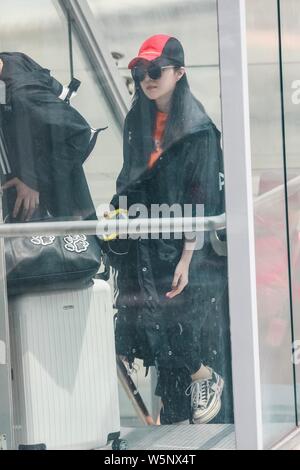 Attrice cinese Fan Bingbing arriva a Chengdu Shuangliu International Aeroporto prima della partenza di Chengdu, a sud-ovest della Cina provin Sichuan Foto Stock