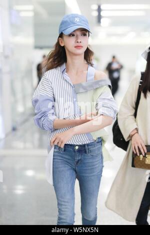 Attrice cinese Wu Jinyan arriva in un aeroporto in Cina a Shanghai, 7 maggio 2019. Foto Stock