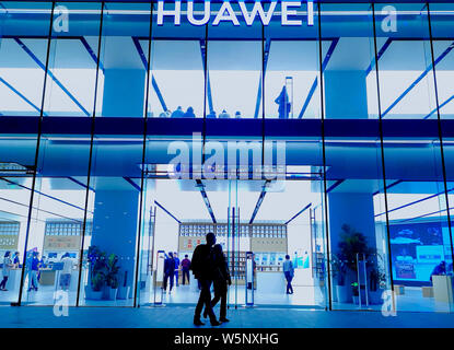 --FILE--Vista di una esperienza di Huawei store in Cina a Shanghai, 8 maggio 2019. Huawei Technologies e Samsung China Investment hanno terminato il loro sistema giuridico ba Foto Stock