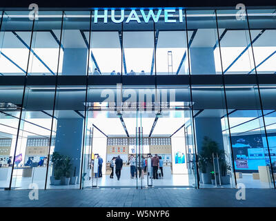 --FILE--Vista di una esperienza di Huawei store in Cina a Shanghai, 8 maggio 2019. Huawei Technologies e Samsung China Investment hanno terminato il loro sistema giuridico ba Foto Stock