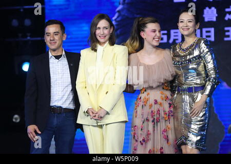 (Da sinistra) American film del regista e produttore Michael Dougherty, attrice e regista Vera Farmiga, inglese attrice e modello Millie Bobby Brow Foto Stock