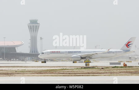 --FILE--un Airbus A350-900 piano a getto di China Eastern Airlines taxi durante un volo di prova presso il Beijing Daxing Aeroporto Internazionale di Pechino, mento Foto Stock