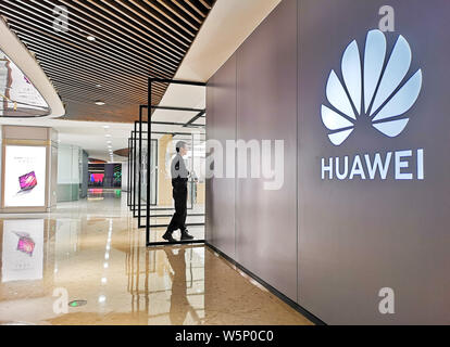 --FILE--Vista di una esperienza di Huawei store in Cina a Shanghai, 8 maggio 2019. Huawei Technologies e Samsung China Investment hanno terminato il loro sistema giuridico ba Foto Stock