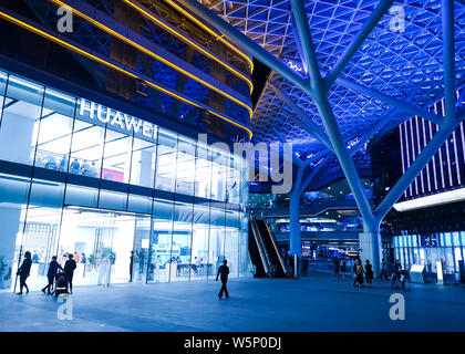 --FILE--Vista di una esperienza di Huawei store in Cina a Shanghai, 8 maggio 2019. Huawei Technologies e Samsung China Investment hanno terminato il loro sistema giuridico ba Foto Stock