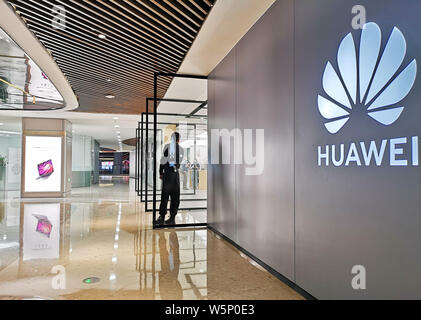 --FILE--Vista di una esperienza di Huawei store in Cina a Shanghai, 8 maggio 2019. Huawei Technologies e Samsung China Investment hanno terminato il loro sistema giuridico ba Foto Stock