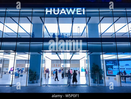 --FILE--Vista di una esperienza di Huawei store in Cina a Shanghai, 8 maggio 2019. Huawei Technologies e Samsung China Investment hanno terminato il loro sistema giuridico ba Foto Stock