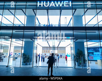 --FILE--Vista di una esperienza di Huawei store in Cina a Shanghai, 8 maggio 2019. Huawei Technologies e Samsung China Investment hanno terminato il loro sistema giuridico ba Foto Stock