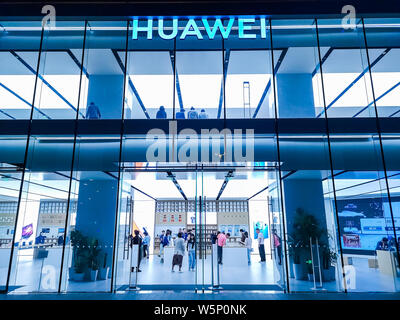 --FILE--Vista di una esperienza di Huawei store in Cina a Shanghai, 8 maggio 2019. Huawei Technologies e Samsung China Investment hanno terminato il loro sistema giuridico ba Foto Stock