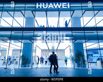 --FILE--Vista di una esperienza di Huawei store in Cina a Shanghai, 8 maggio 2019. Huawei Technologies e Samsung China Investment hanno terminato il loro sistema giuridico ba Foto Stock