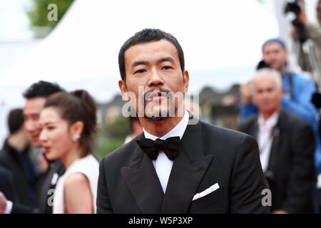 Attore cinese Liao Fan pone come egli arriva sul tappeto rosso per la 72a Cannes Il Festival Internazionale del Film di Cannes, Francia, 18 maggio 2019. Foto Stock