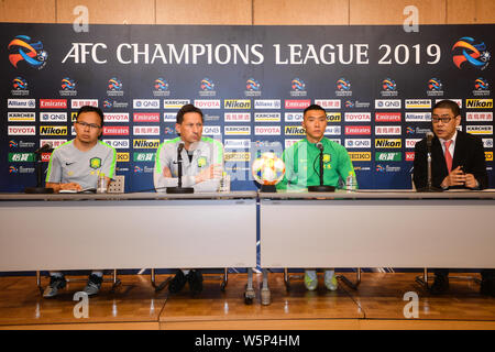 Head Coach Roger Schmidt, seconda a sinistra e Yu Dabao, seconda a destra, di della Cina di Pechino Guoan F.C. partecipare ad una conferenza stampa prima del 6° round di GRO Foto Stock