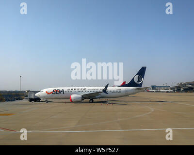 --FILE--un Boeing 737 Max jet piano di Shandong Airlines è parcheggiato a Qingdao Liuting International Airport in Qingdao City, est della Cina di Shandong Foto Stock